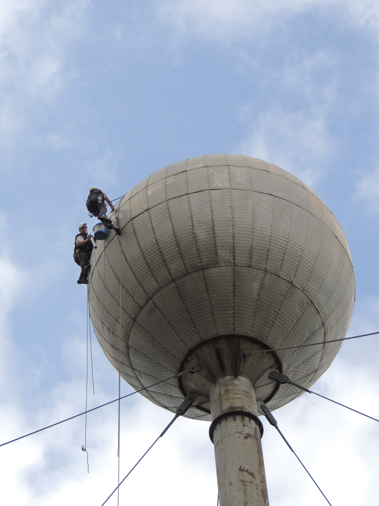 Výškové práce - izolovanie vodojemu Výškové práce - izolovanie vodojemu