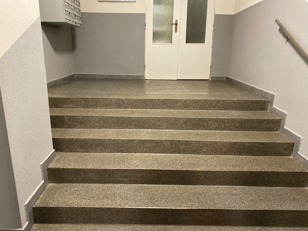 Detaily interiér - brúsenie schodov Detaily interiér - brúsenie schodov