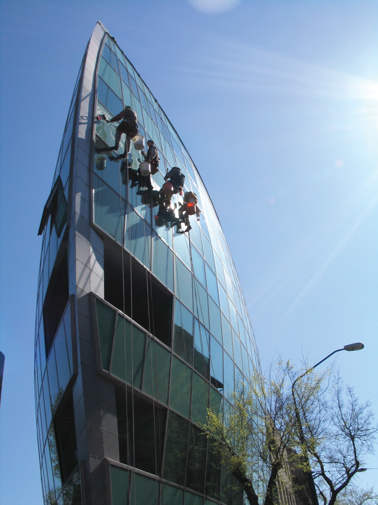 Výškové práce - umývanie okien Výškové práce - umývanie okien