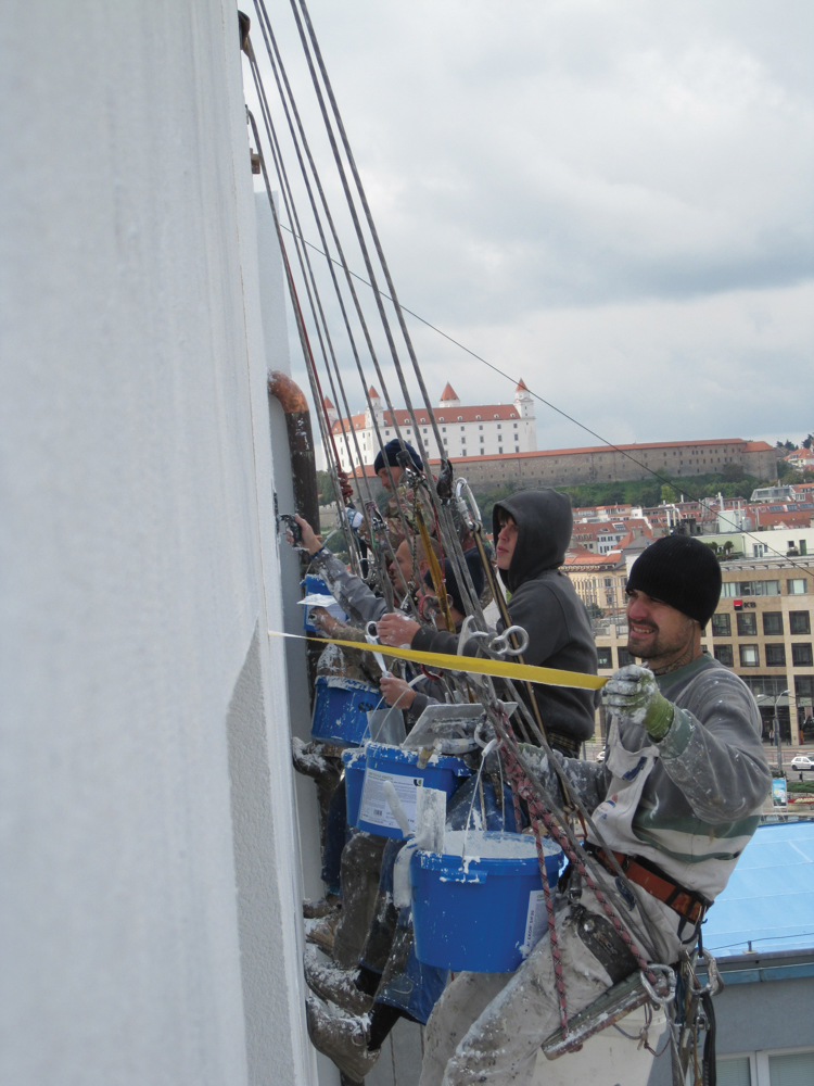 Výškové práce - aplikácia omietky Výškové práce - aplikácia omietky