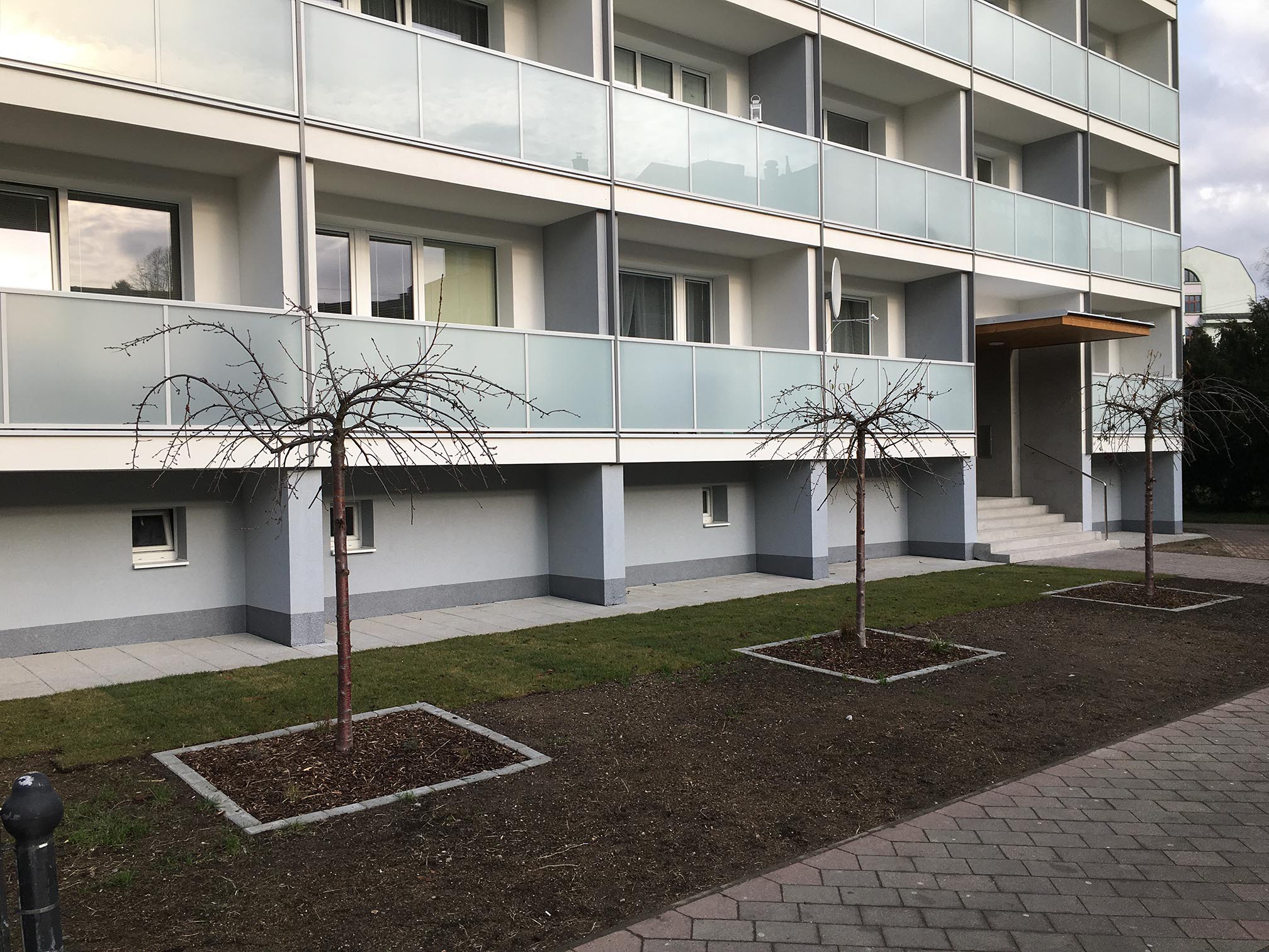 Detaily exteriér – úpravy pred vstupmi