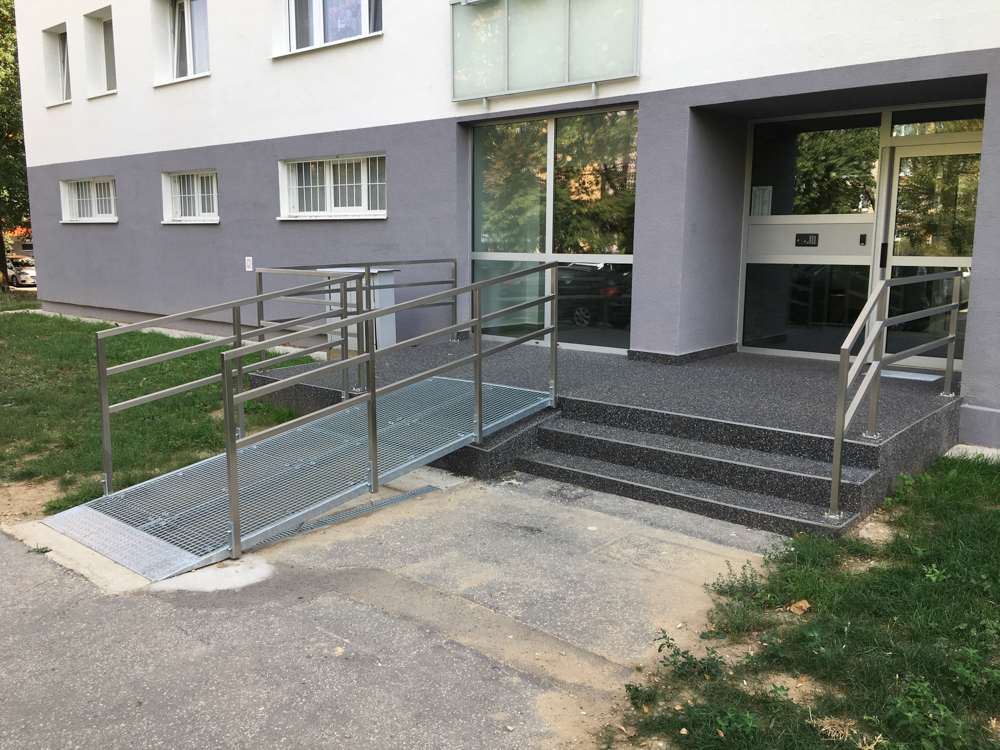 Detaily exteriér – schodisko a zabradlie