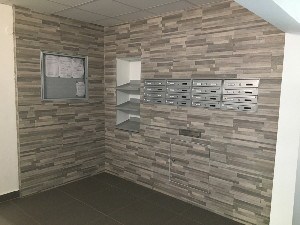 Poštové schránky pre vchodové priestory v paneláku