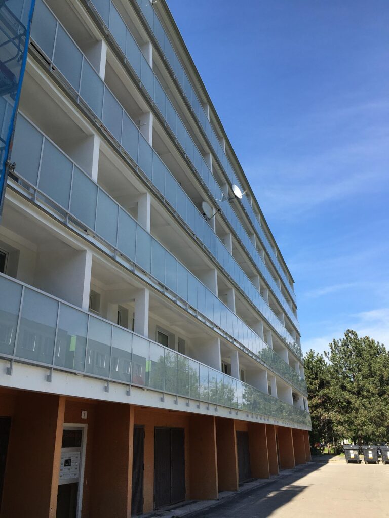 Obnova bytoveho domu Karloveská 51-55 Obnova bytoveho domu Karloveská 51-55