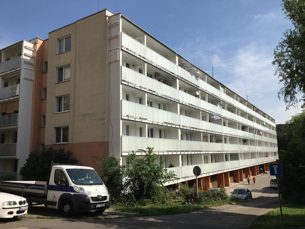 Obnova bytoveho domu Karloveská 51-55 Obnova bytoveho domu Karloveská 51-55