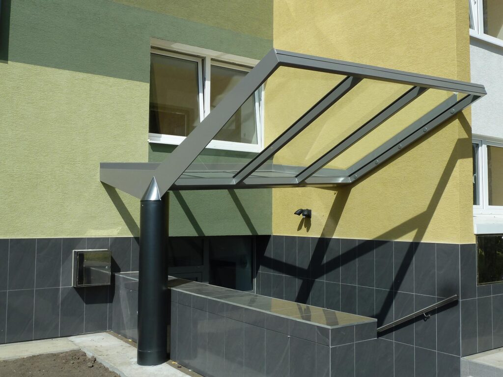 Striešky nad vstupmi