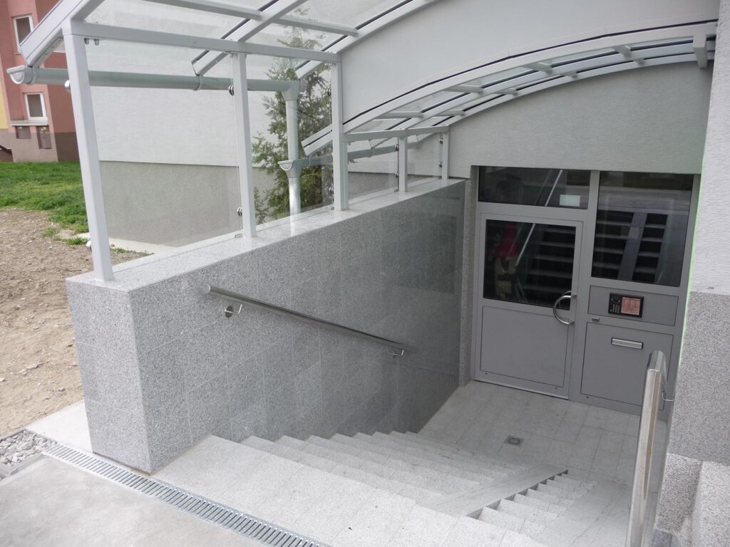 Striešky nad vstupmi