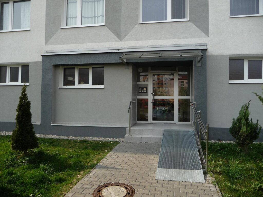 Striešky nad vstupmi