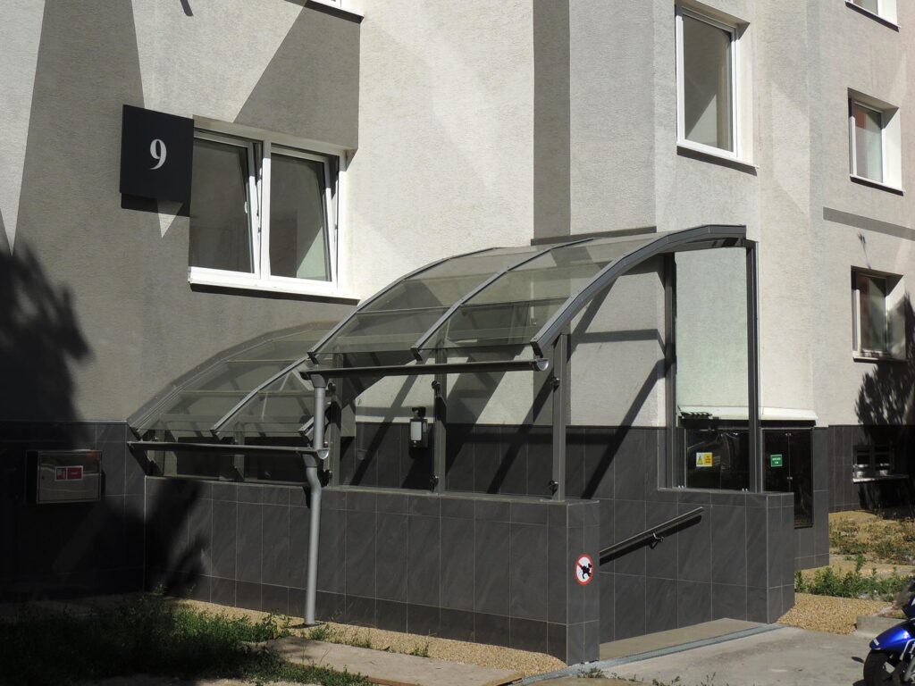 Striešky nad vstupmi