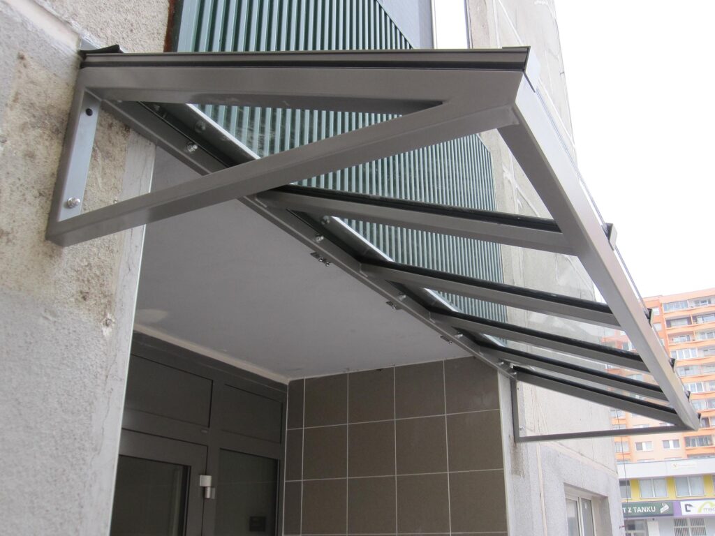 Striešky nad vstupmi