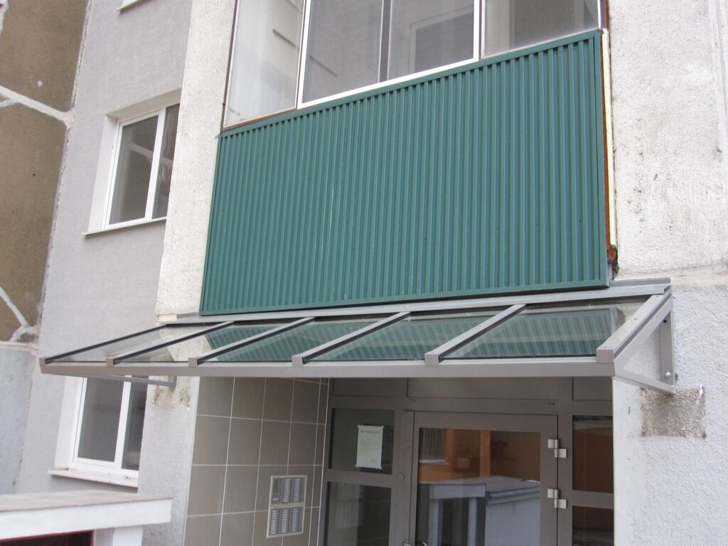 Striešky nad vstupmi