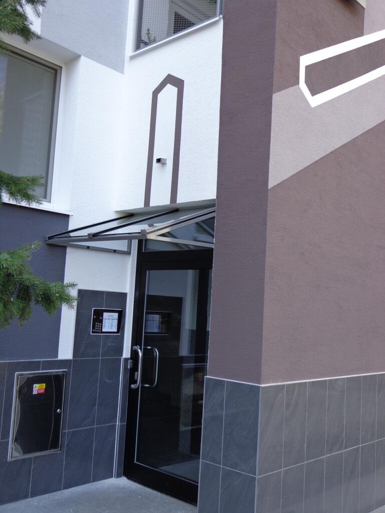 Striešky nad vstupmi