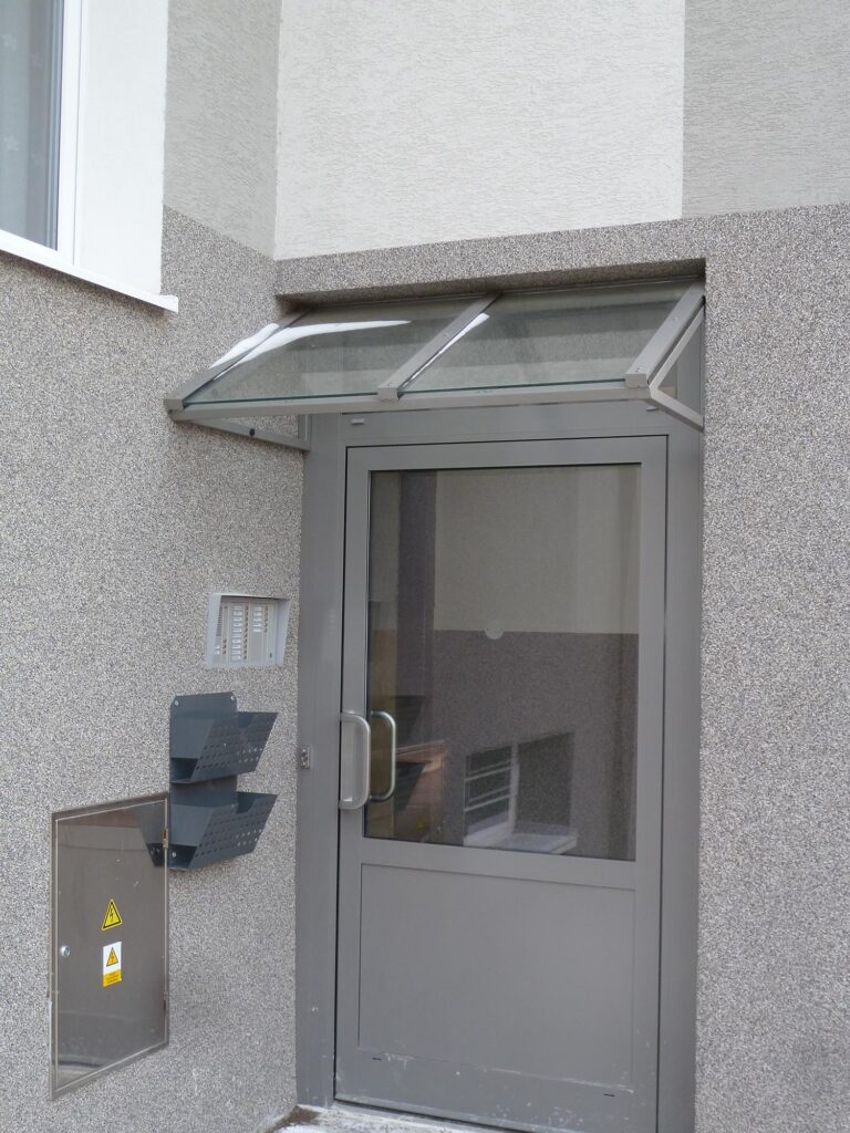 Striešky nad vstupmi