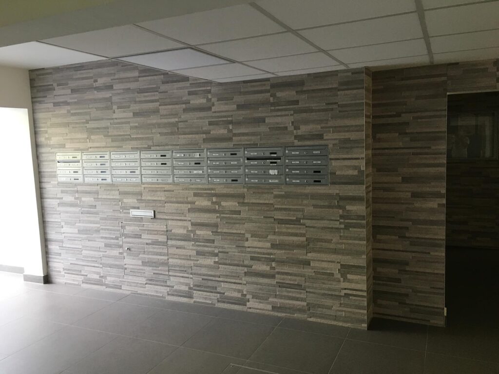 Obklady pre interiér vchod do bytového domu